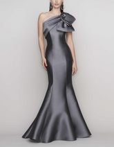One-shoulder mermaid gown with sculpted satin bow – STORM