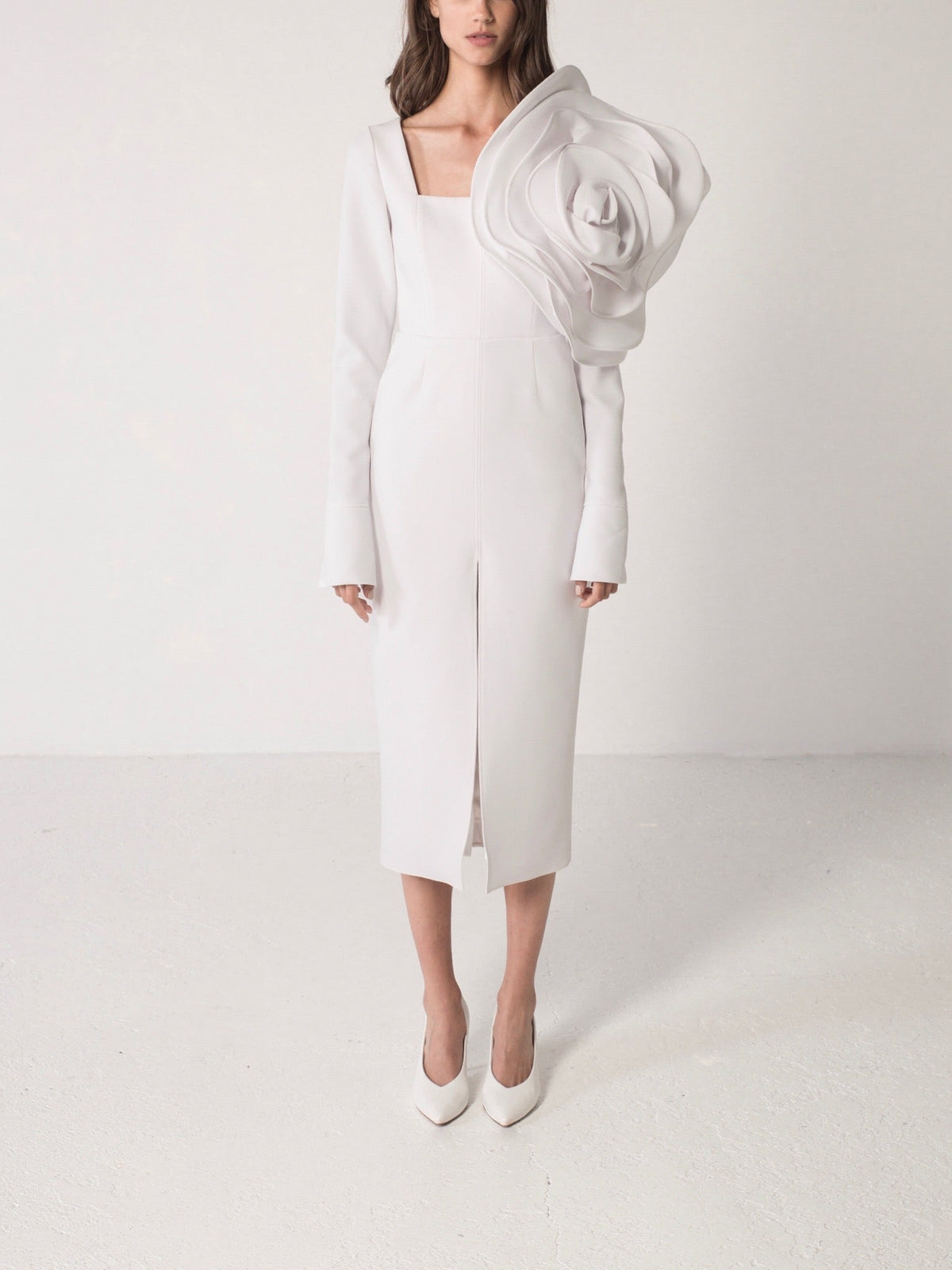 Midi dress with oversized floral shoulder – Isala