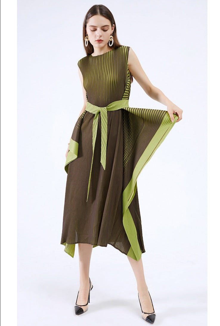 sleeveless pleated midi dress with contrast belt – Yameena