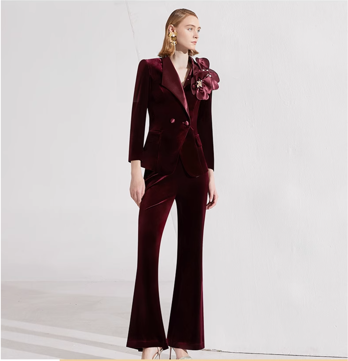 velvet flared pantsuit with oversized floral brooch – BORDEAUX