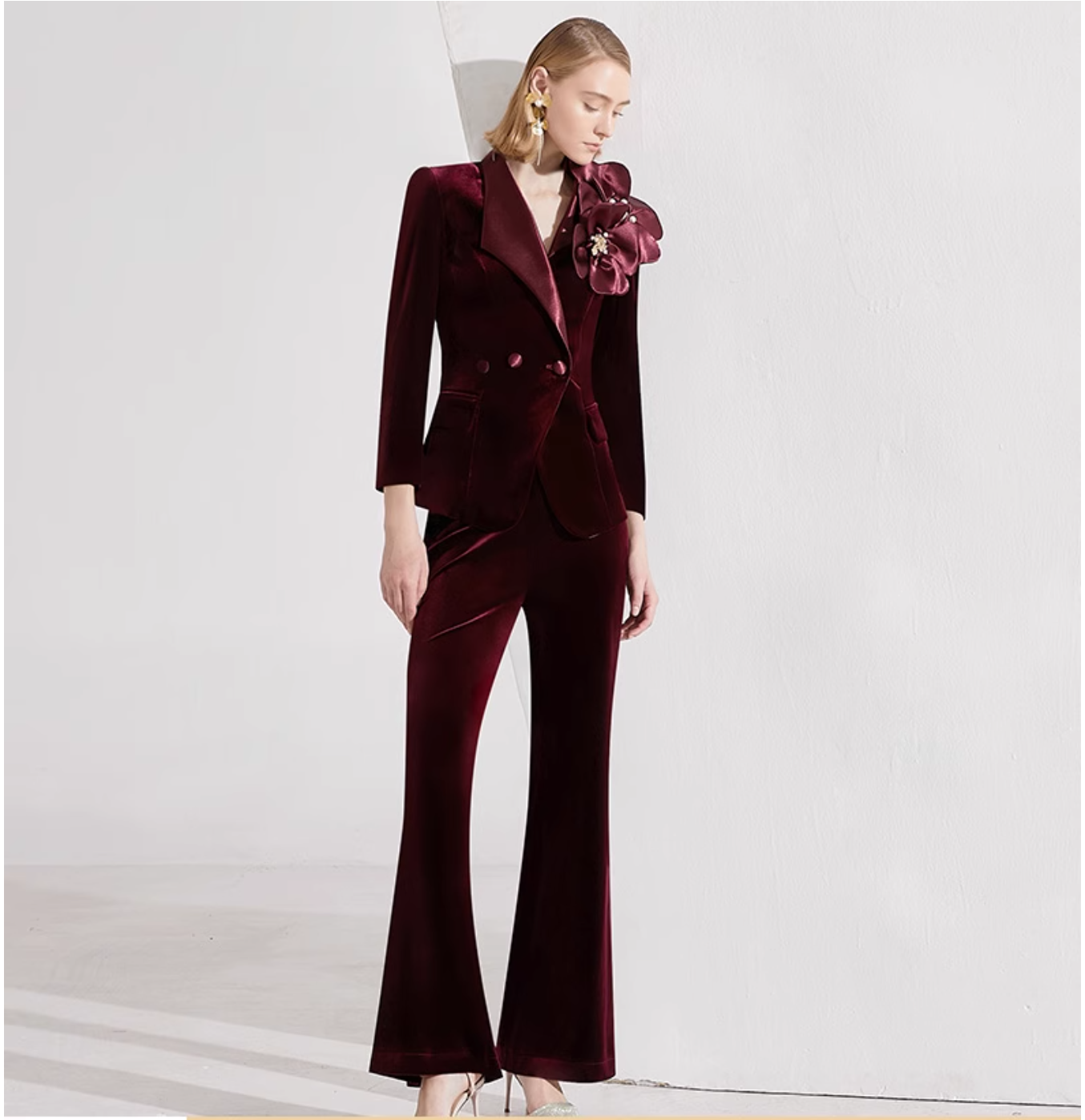 velvet flared pantsuit with oversized floral brooch – BORDEAUX