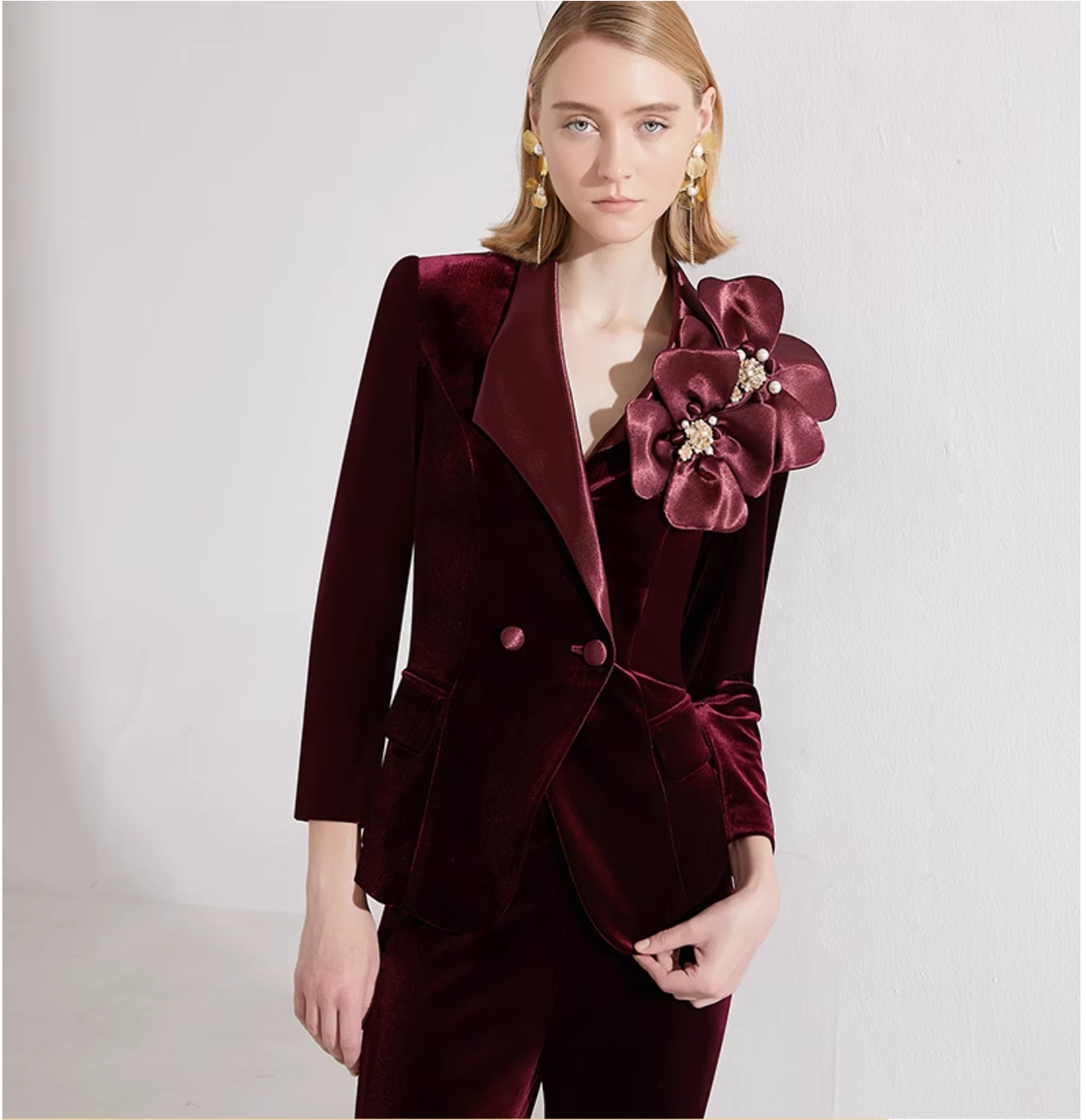 velvet flared pantsuit with oversized floral brooch – BORDEAUX