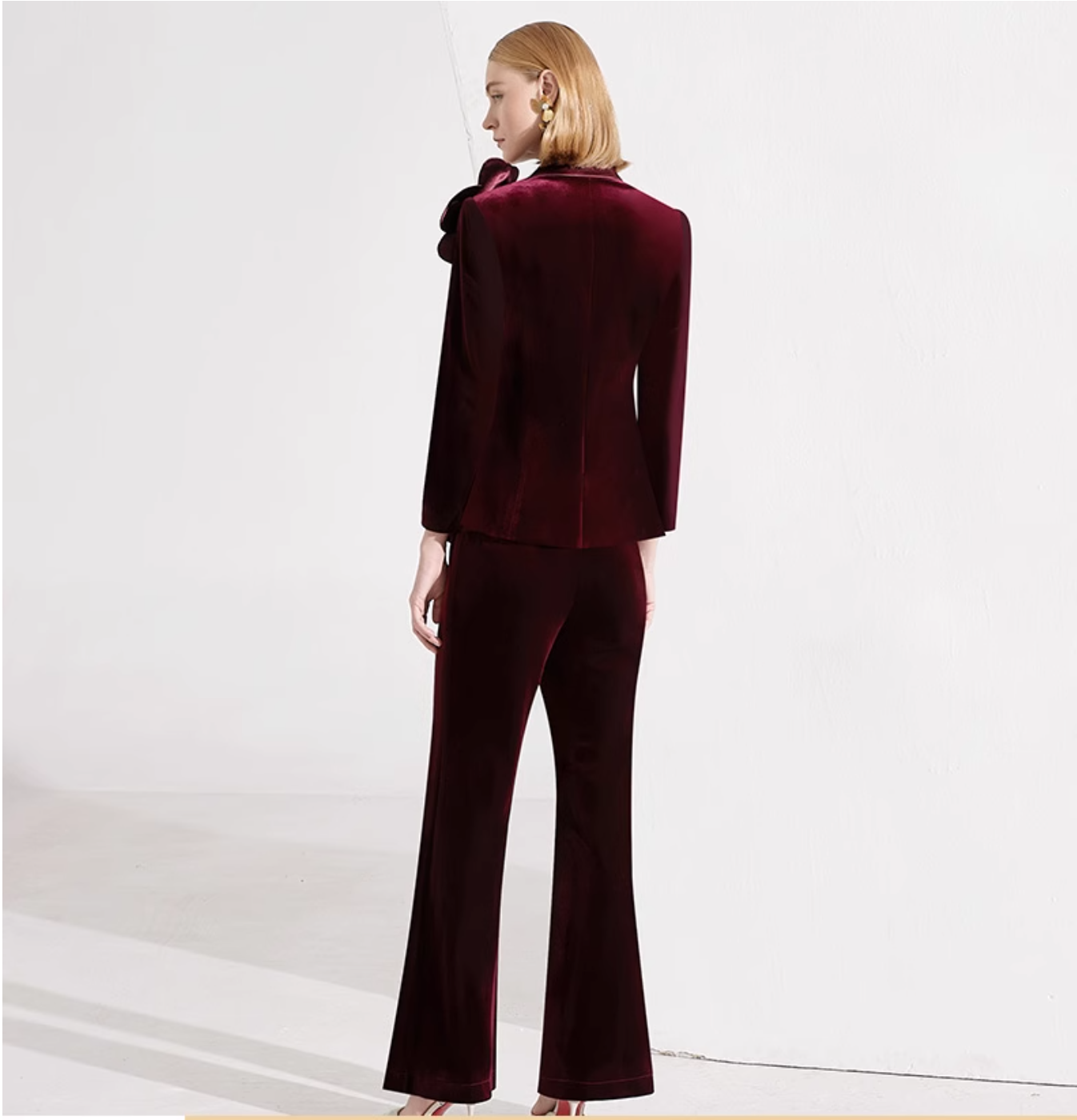 velvet flared pantsuit with oversized floral brooch – BORDEAUX