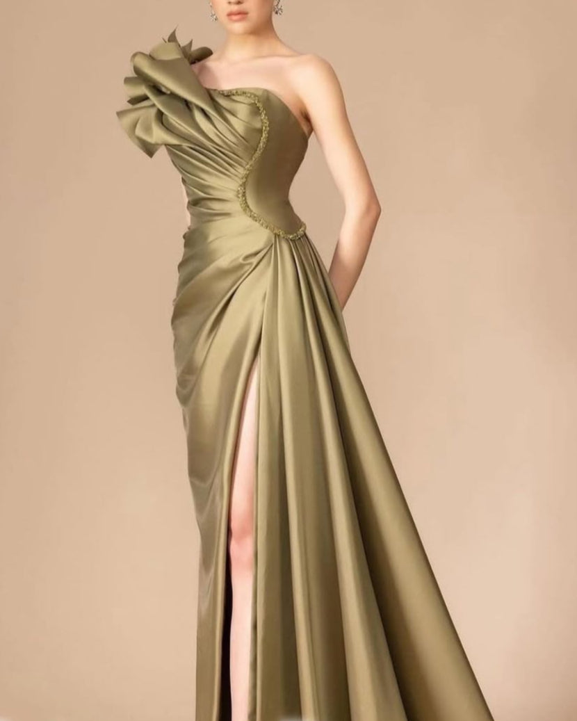 One-shoulder satin dress with sculpted ruffle and high slit – OLIVIA
