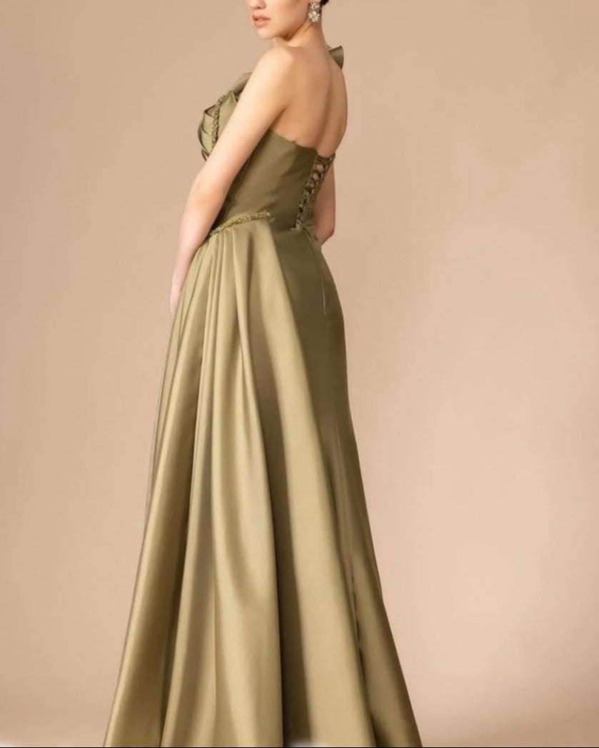 One-shoulder satin dress with sculpted ruffle and high slit – OLIVIA