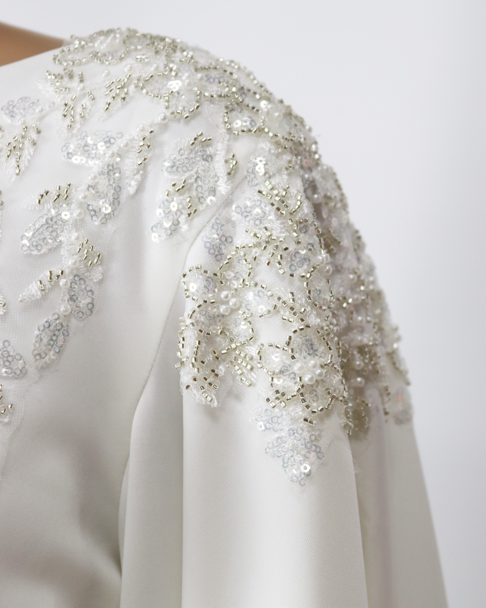 Sequinned shoulders dress with floor-length sleeves