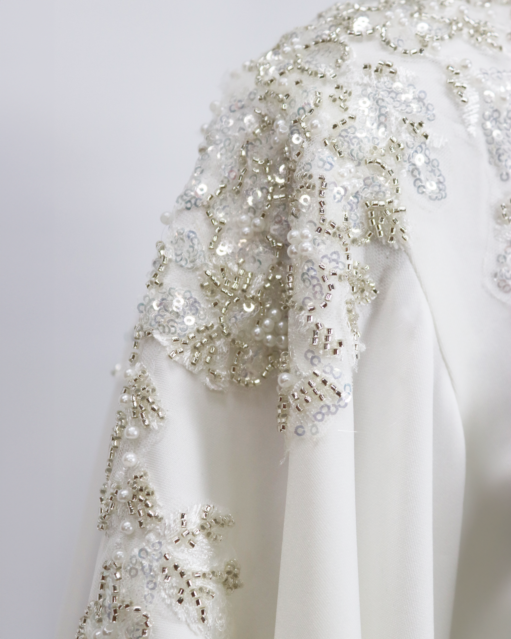 Sequinned shoulders dress with floor-length sleeves