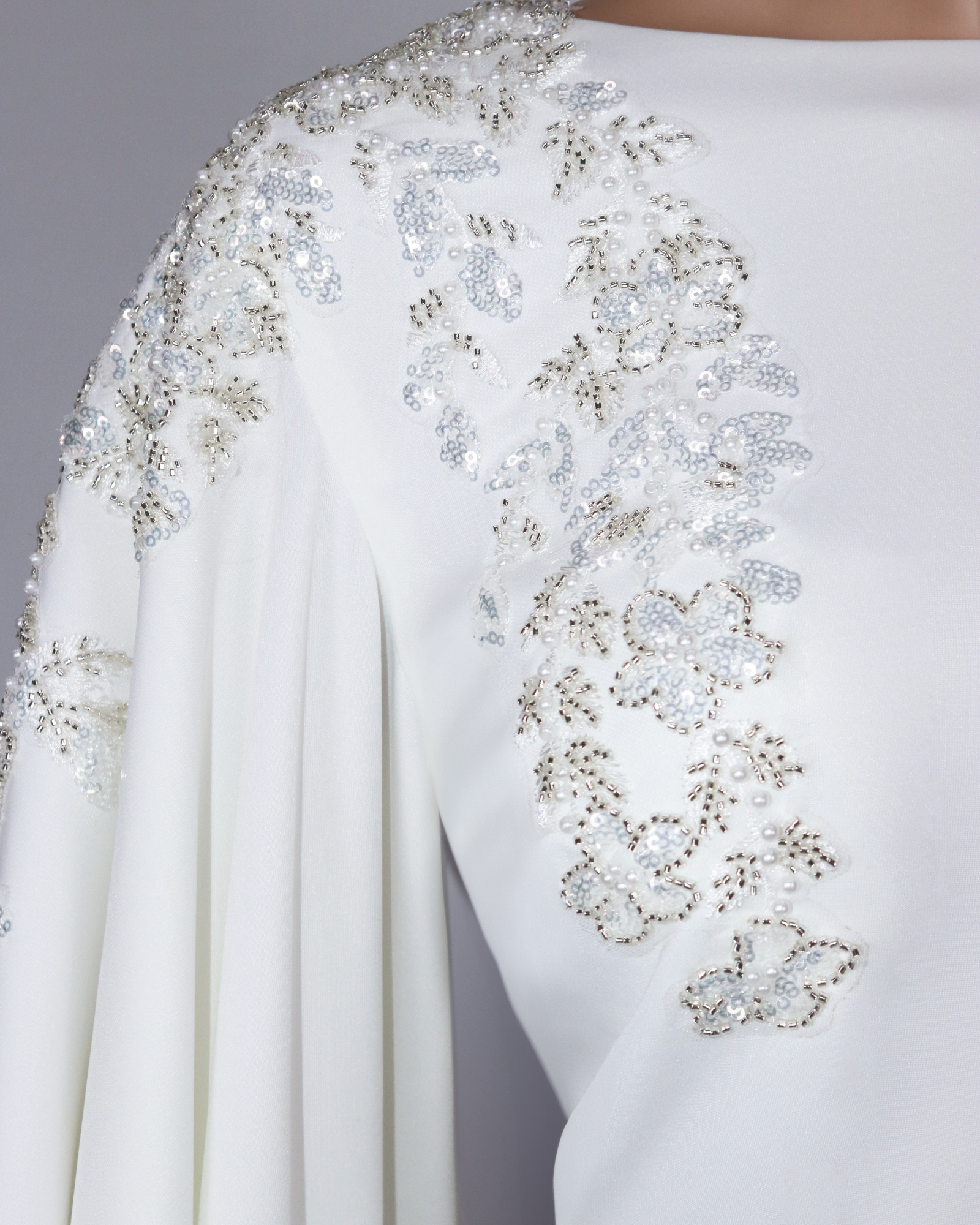 Sequinned shoulders dress with floor-length sleeves