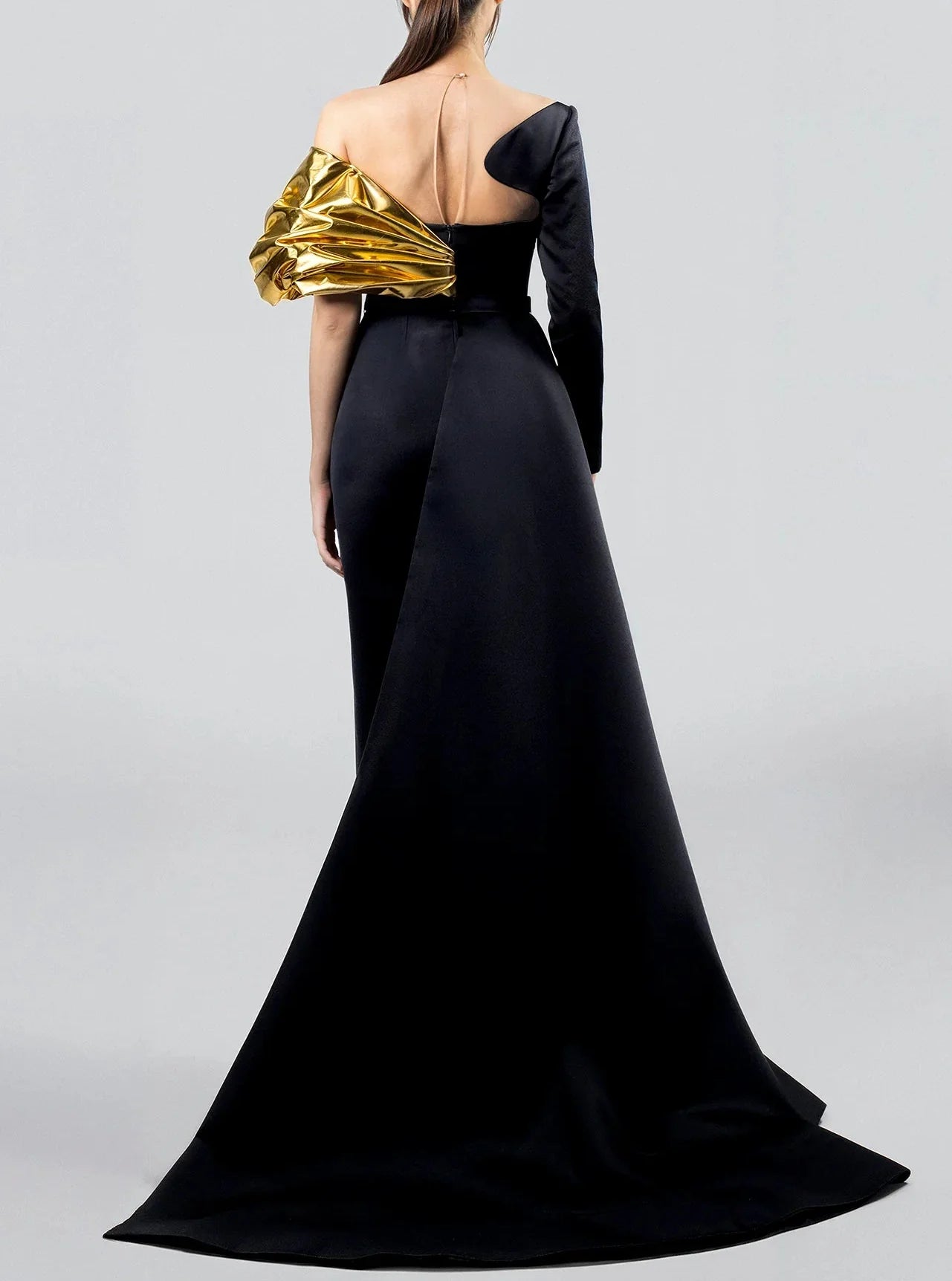 Asymmetrical gown with sculpted neckline and metallic accent – AUMASA