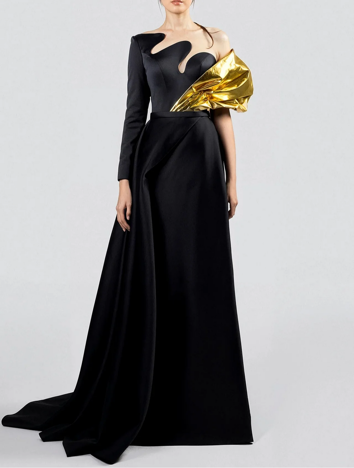 Asymmetrical gown with sculpted neckline and metallic accent – AUMASA