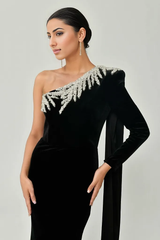 one-shoulder velvet gown with crystal embellishment – Aschi