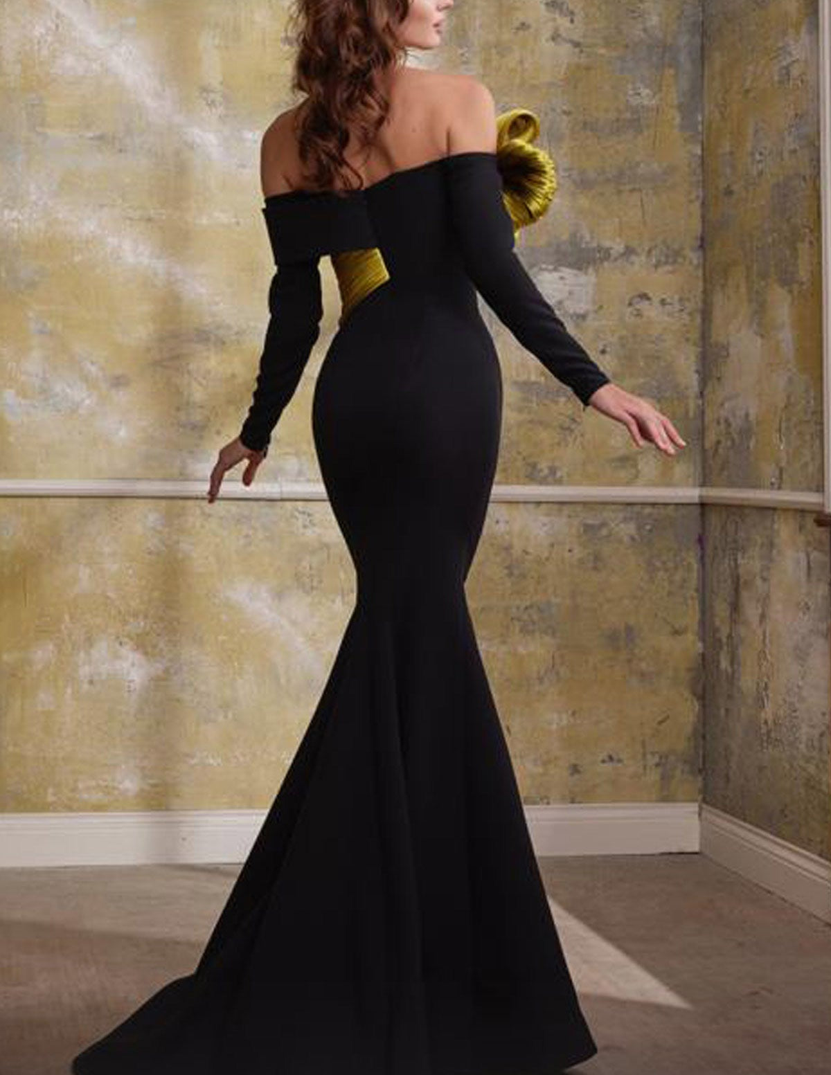 Off-shoulder mermaid gown with sculpted bow detail – SEREE