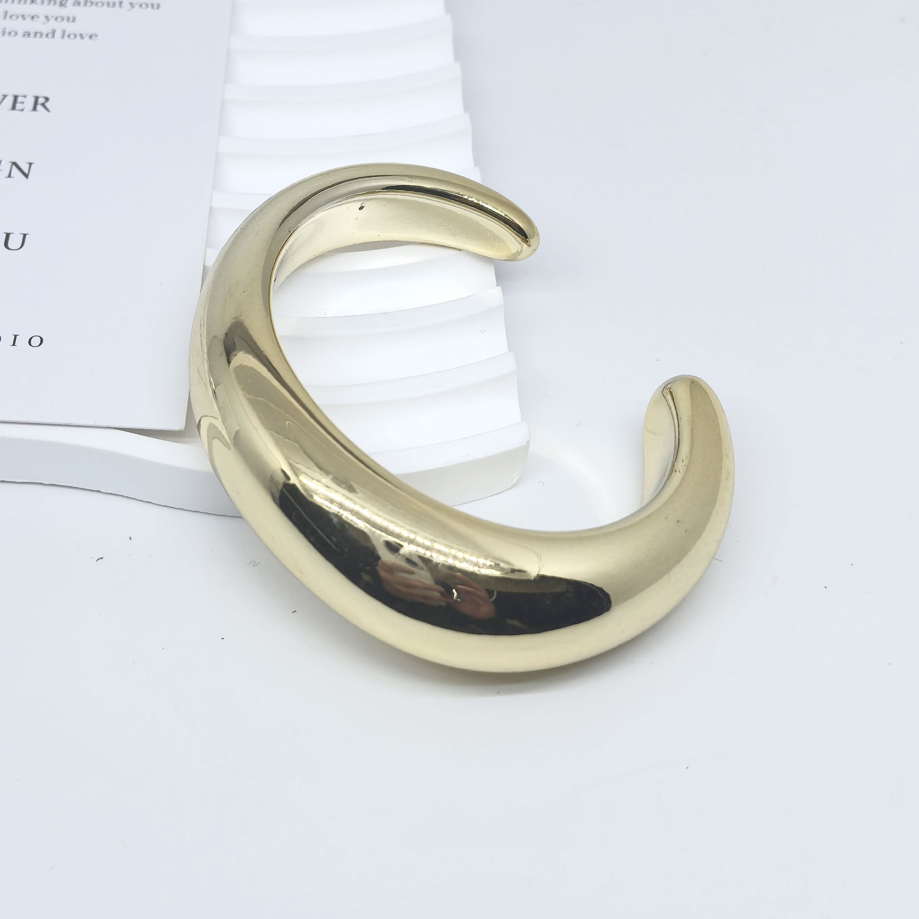 ribbed open cuff bracelet with high-shine gold finish – SERPENTA