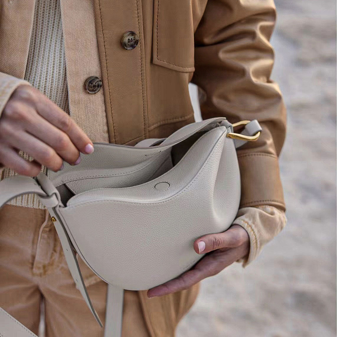symmetrical saddle crossbody with sculpted wave – ODE