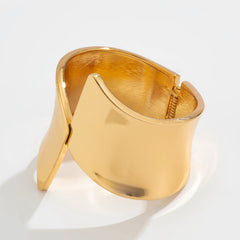 Wide wave bangle with asymmetrical ends - Limky