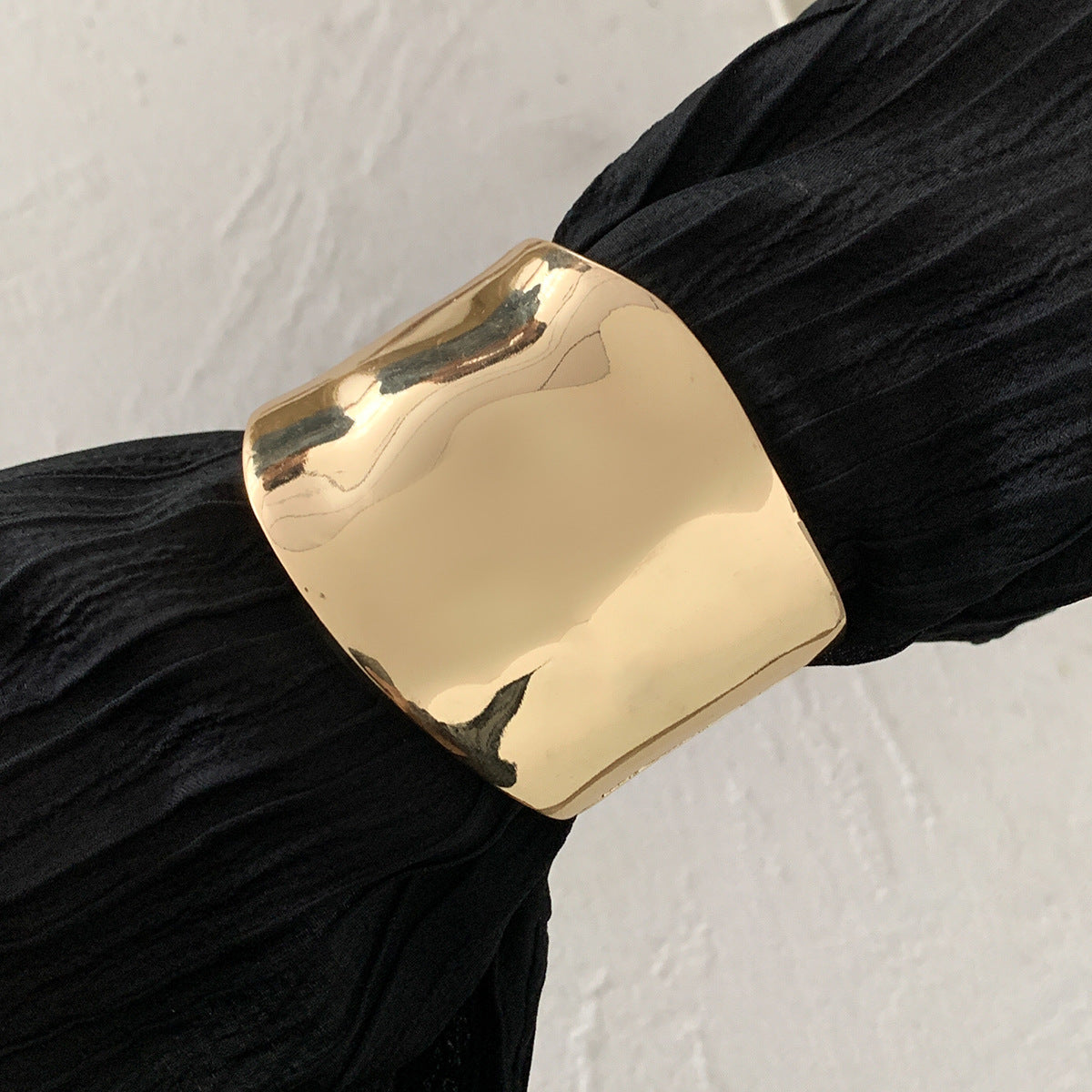 molten-edge gold cuff bracelet with sculpted silhouette – SORAYA