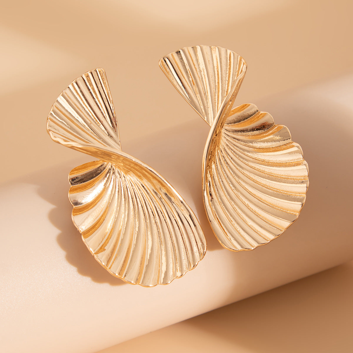 Ribbed twisted fan earrings in metallic finish - Copery
