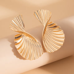 Ribbed twisted fan earrings in metallic finish - Copery