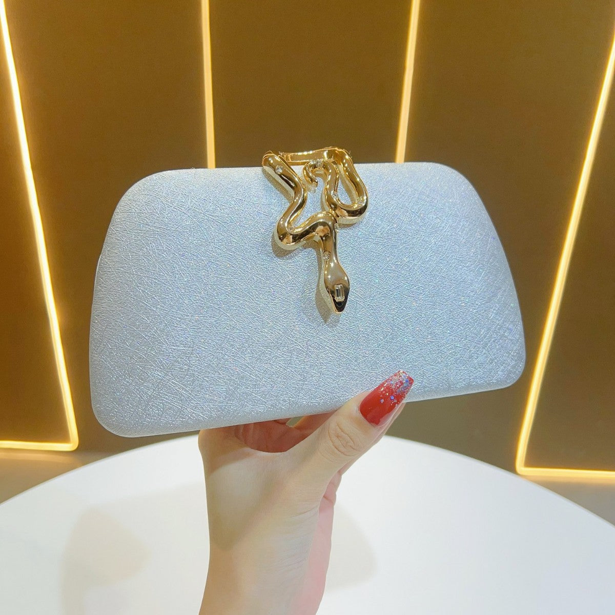 Sleek clutch with gold snake clasp - Linjisu