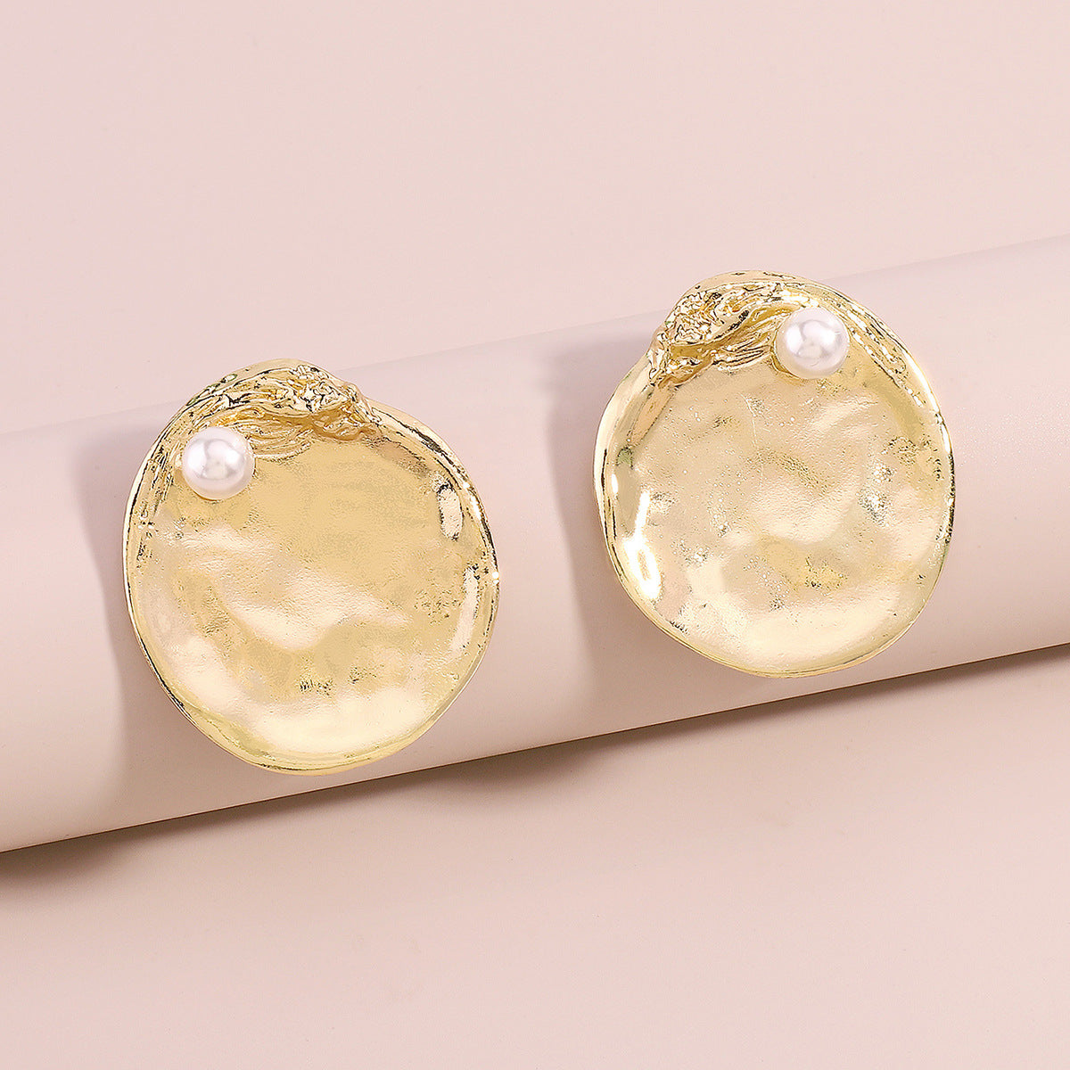 Round hammered earrings with pearl accent - Inzuva