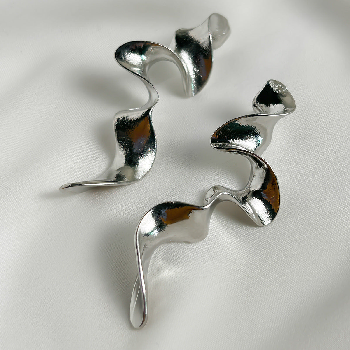 sculptural wave earrings in high-shine gold – SERPENTA