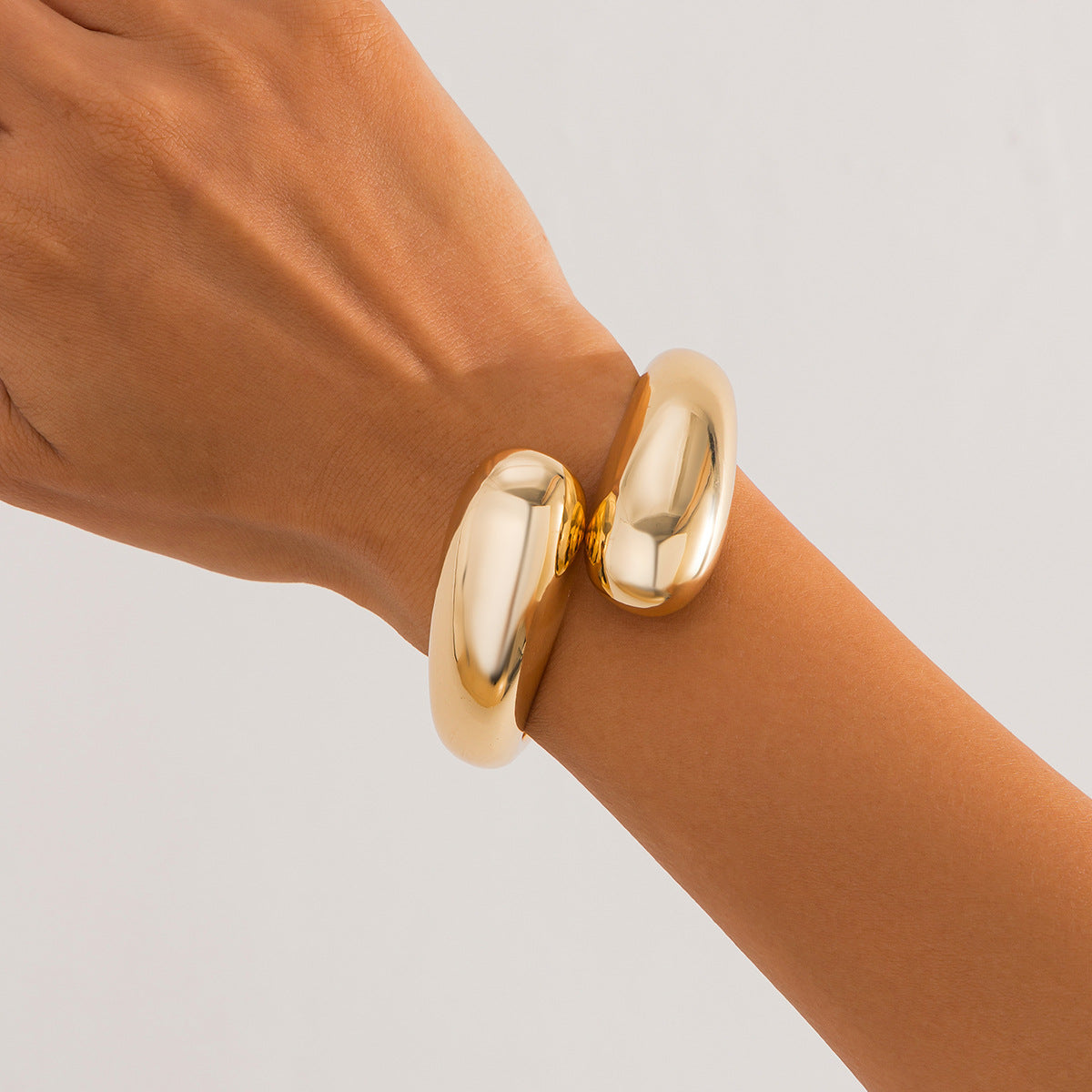 sculpted gold cuff bracelet with fluid twist – ARYIY