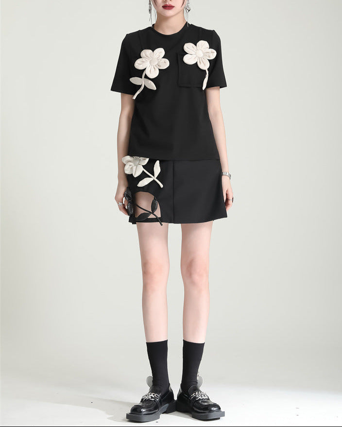 short-sleeve black t-shirt with 3D floral appliqué - BLOSM