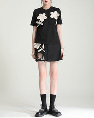 short-sleeve black t-shirt with 3D floral appliqué - BLOSM