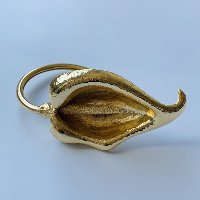 Sculptural open hoop earring with abstract petal form - Lasta