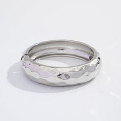 hammered bangle with bold finish – SOLARA