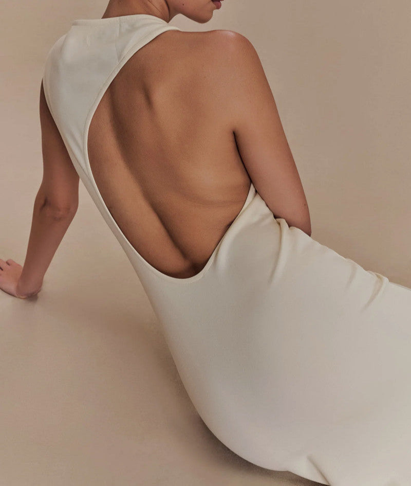 Sleeveless fitted gown with high neckline – Inary