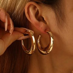 Bold crescent hoop earrings in polished gold – Aolnu