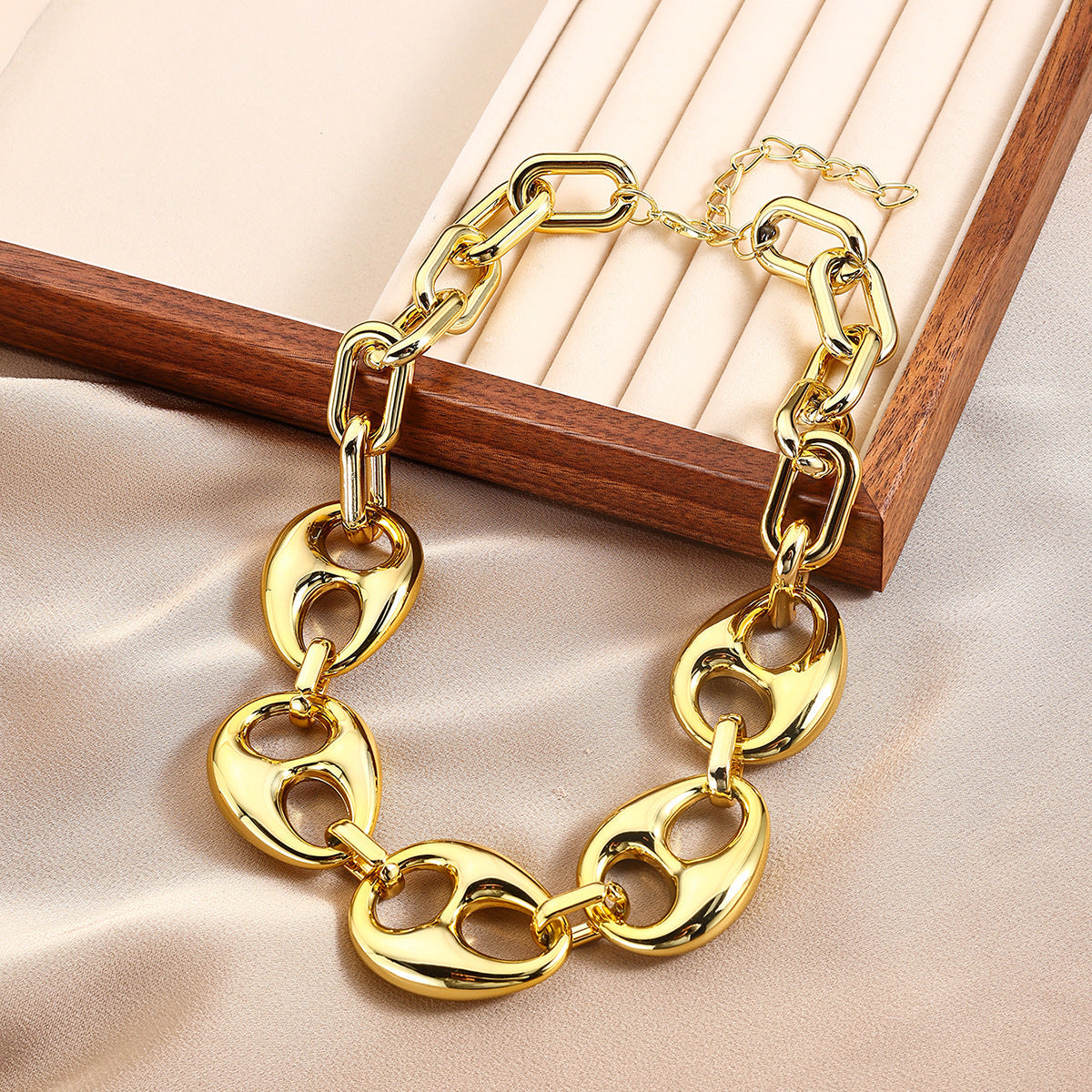 Bold oval-link chain necklace with statement shine - Nilvu