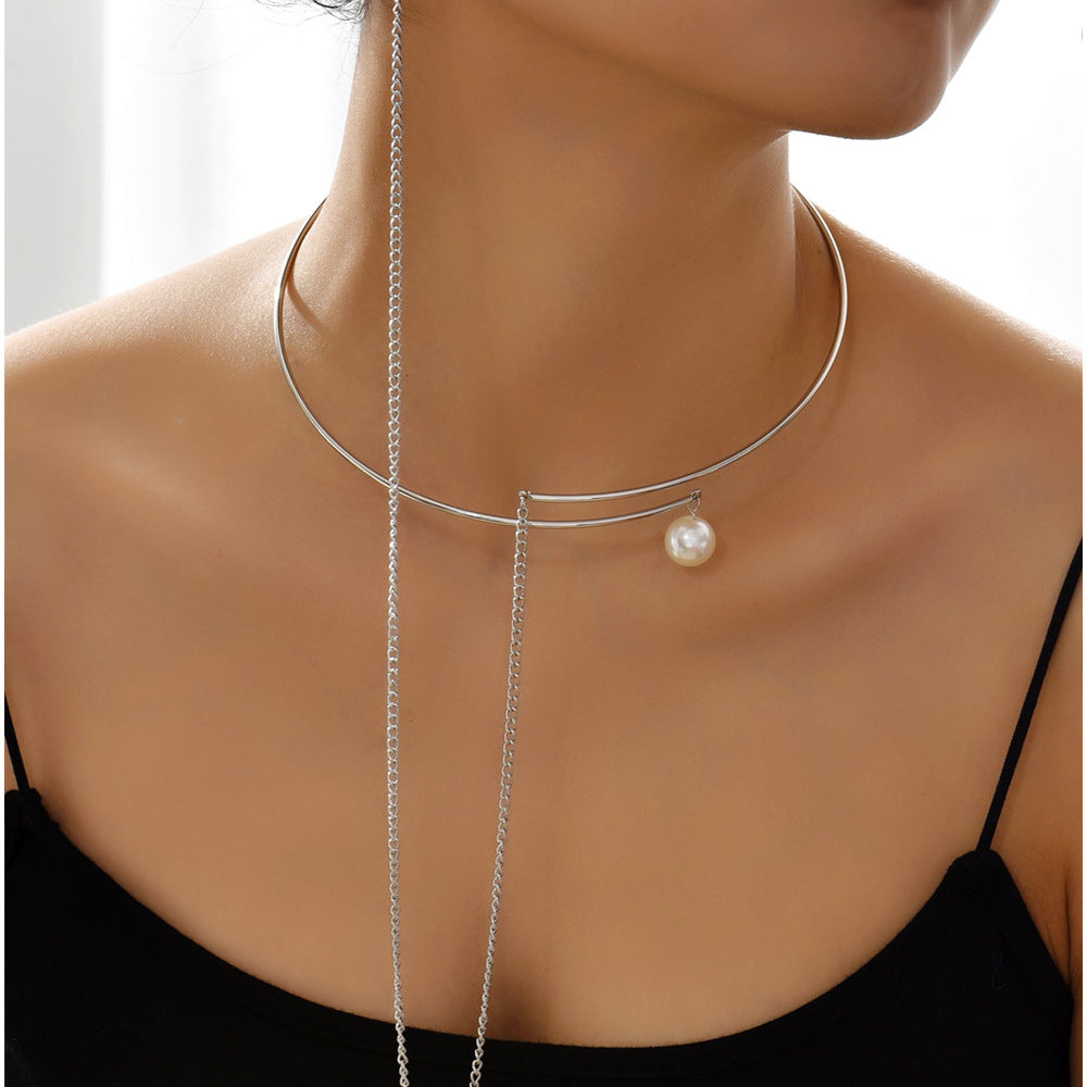 Metal hoop necklace with pearl charm and chain detail - Nopru