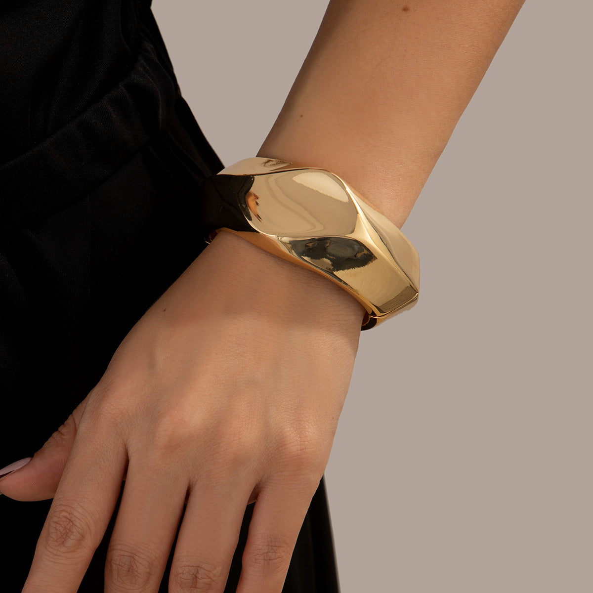 sculptural gold bangle bracelet with folded edge – NOVIA