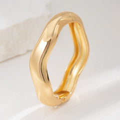 Asymmetric sculptural bangle with wave design - Enjur