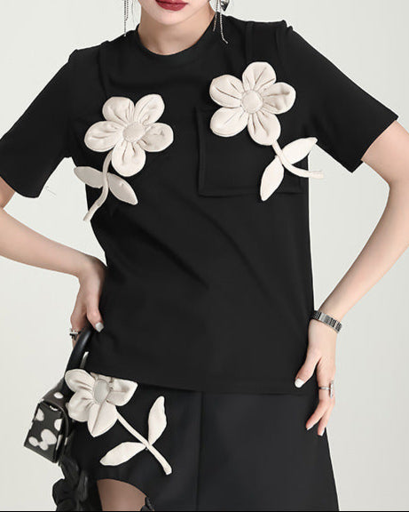 short-sleeve black t-shirt with 3D floral appliqué - BLOSM