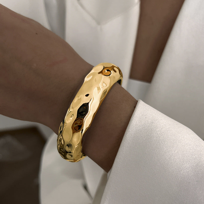 hammered bangle with bold finish – SOLARA