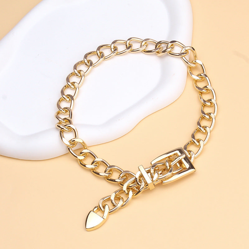 Chunky chain choker with buckle and heart pendant - Bebzi