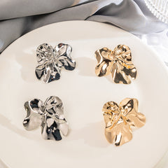 Abstract floral stud earrings with molten texture - Arnilu