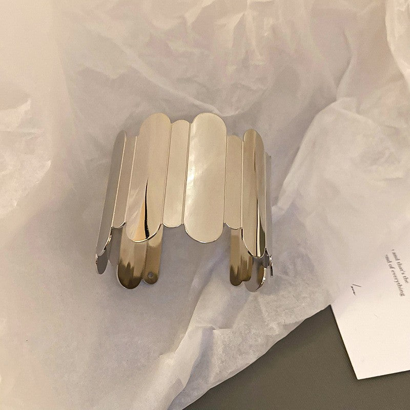 cutout flame cuff bracelet in polished gold – NYRIA