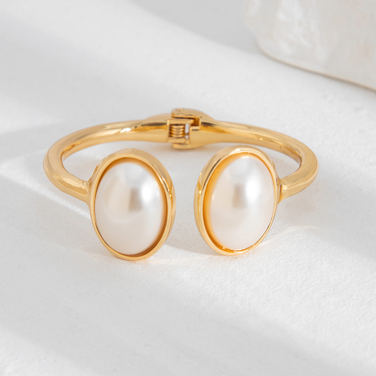 pearl-studded gold bangle – LUMI