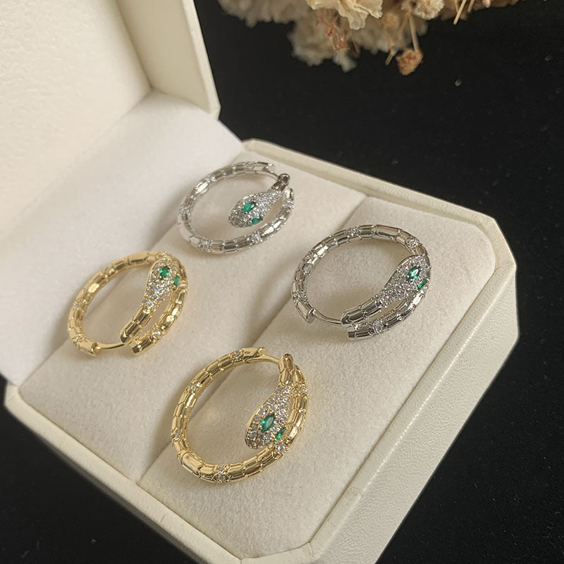Textured snake hoop earrings with emerald eyes – Vendusi