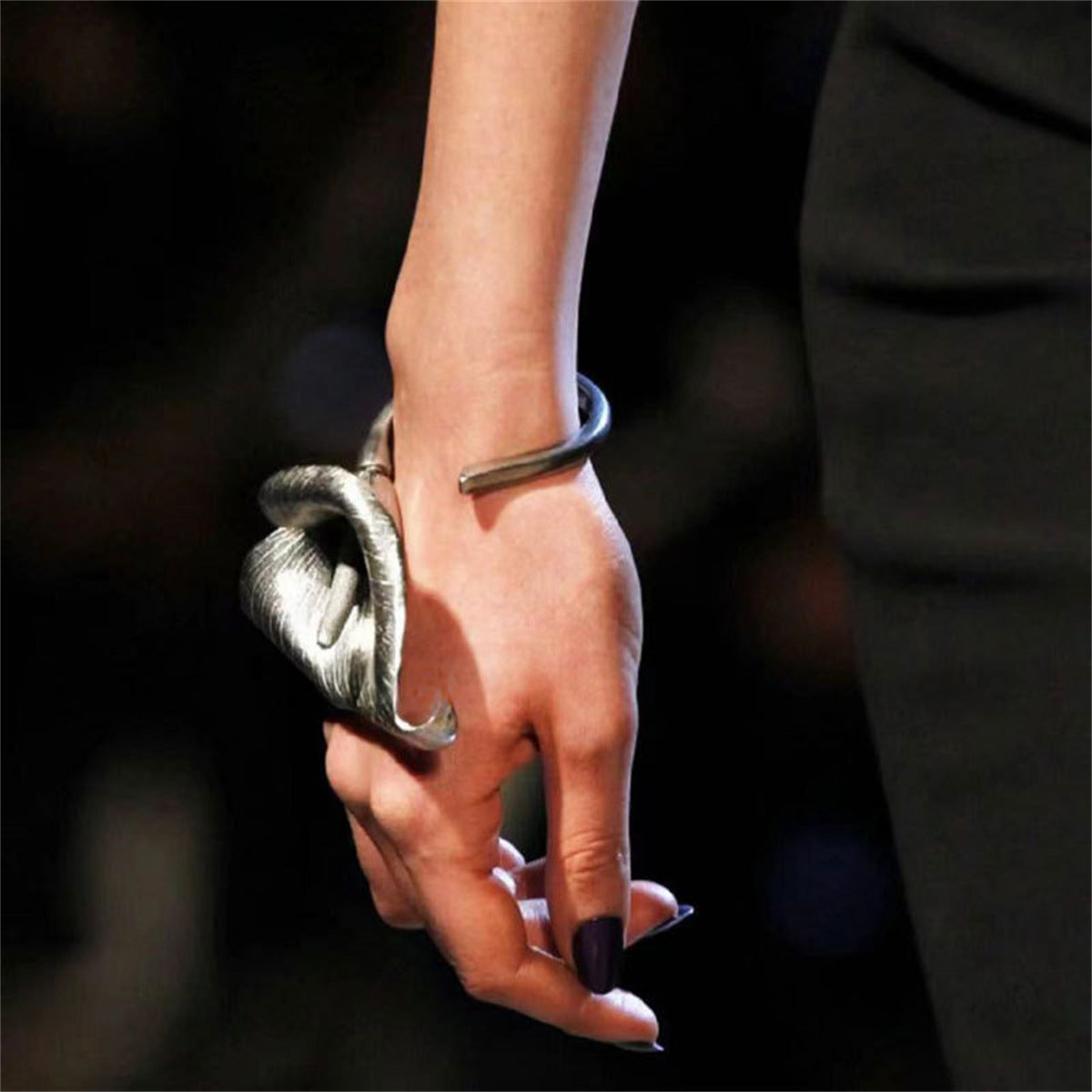 Sculptural open hoop earring with abstract petal form - Lasta