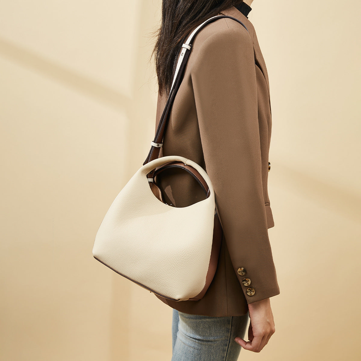two-tone pebbled leather bucket bag with contrast strap – ARDEN