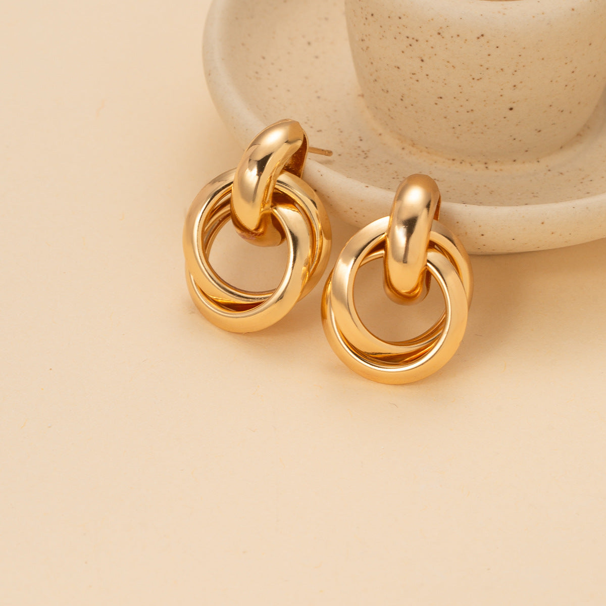 Interlocking round hoop earrings with gold finish - Orboni