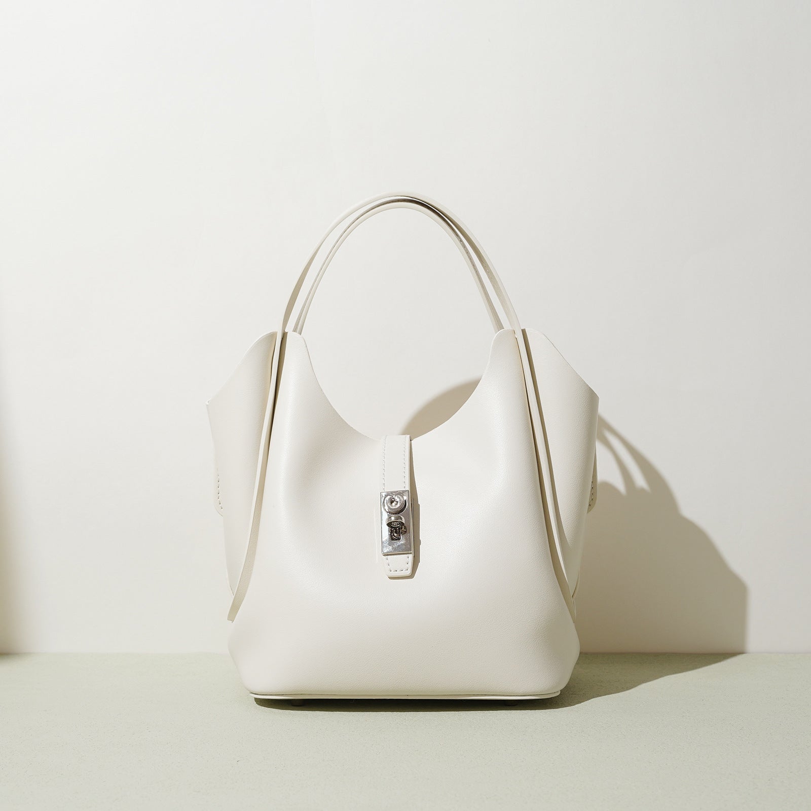structured tote with silver turn-lock – IVORYN