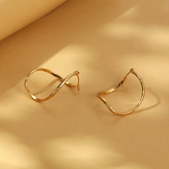 Twisted infinity hoop earrings with engraved detail - Solida