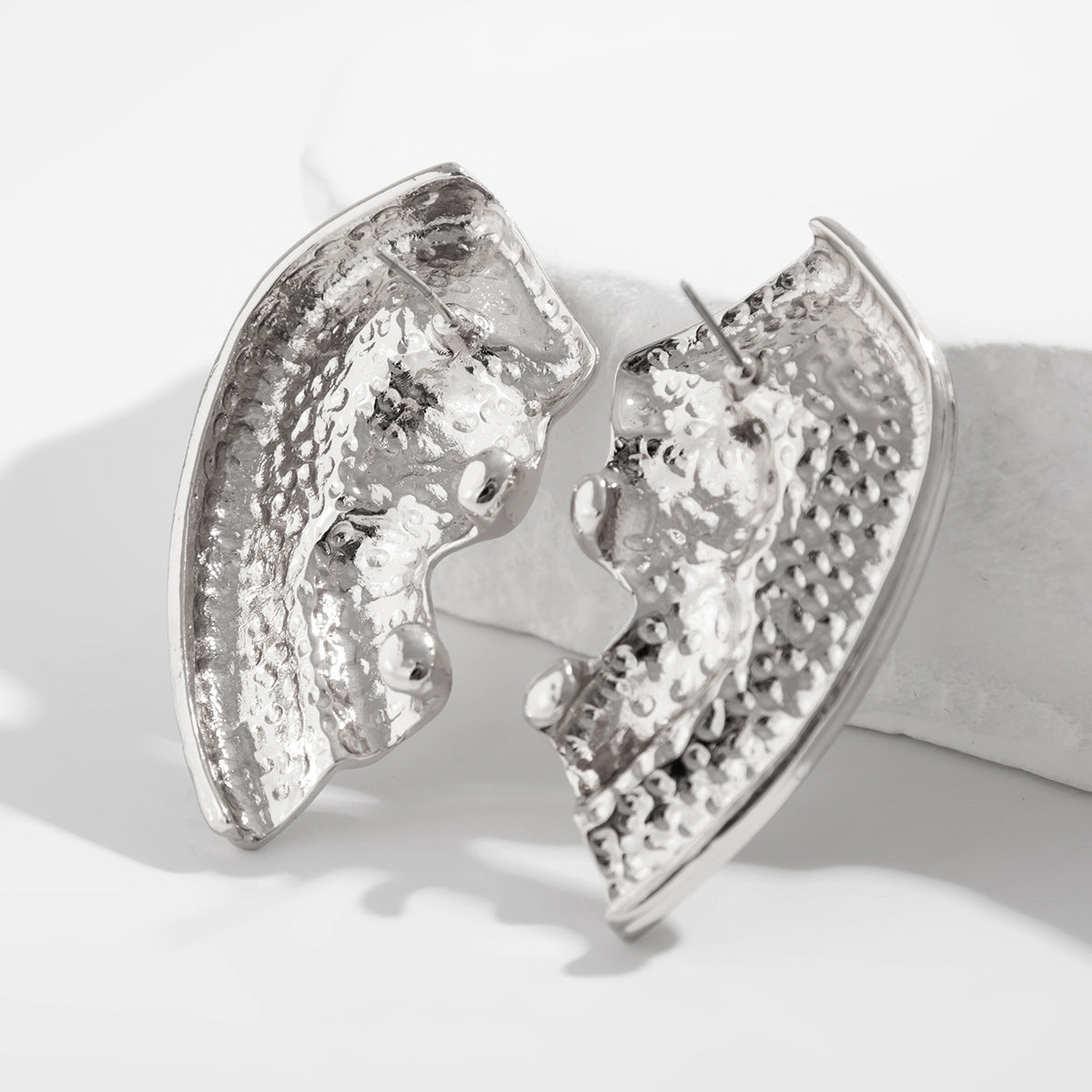 Abstract face silhouette stud earrings with curved edges - Nilga