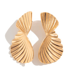 Ribbed twisted fan earrings in metallic finish - Copery